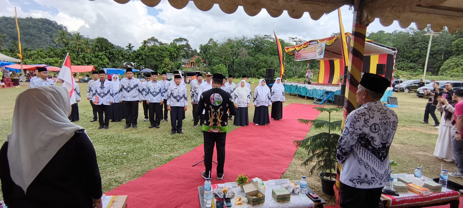 Wakil Bupati mengukuhkan Pengurus PGRI Sijunjung masa bakti XXIII Priode 2025 - 2030, disaksikan Ketua PGRI Provinsi, Dr. Darmalis, M. Pd dan Ibunda Guru PGRI Sijunjung